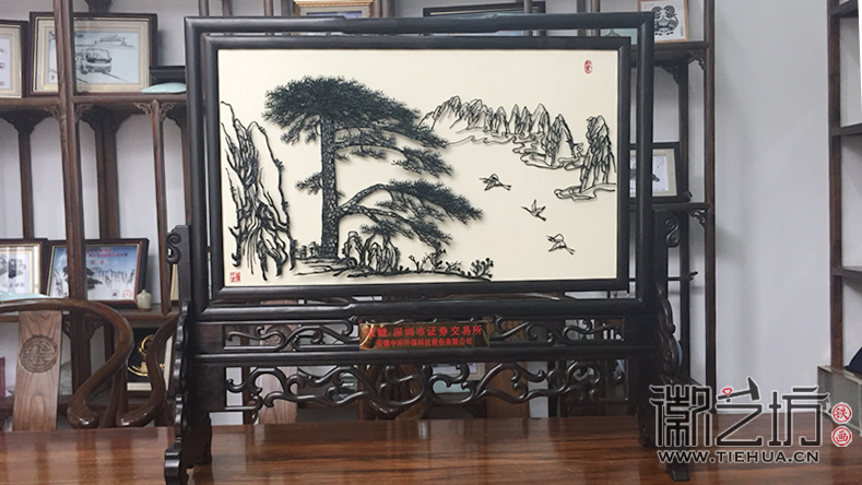雞翅木雙面臺(tái)屏鐵畫成品展示（迎客松）1
