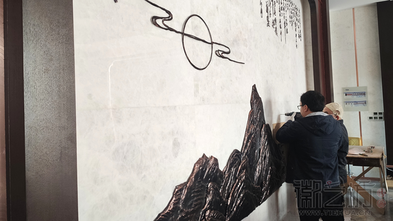 足春堂吧臺背景墻鐵畫安裝1