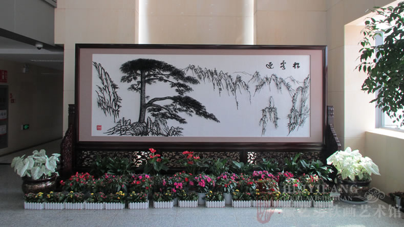 昆明長水國際機場定制的辦公樓大廳大型紅木迎客松鐵畫屏風(fēng)