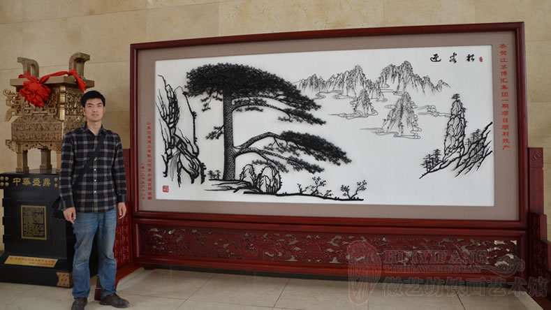 恭賀江蘇博匯集團項目投產(chǎn)定制的慶典禮品紅木雕花迎客松屏風