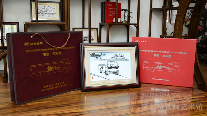 紀(jì)念抗戰(zhàn)勝利70周年閱兵式英雄方陣車輛安凱寶斯通鐵畫禮品