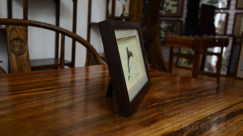 樂(lè)游網(wǎng)戰(zhàn)略合作發(fā)布會(huì)暨供應(yīng)商推介會(huì)鐵畫(huà)紀(jì)念品側(cè)面圖