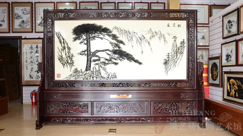 蕪湖第十二中學賀北京十二中的禮品鐵畫雕花屏風《迎客松》