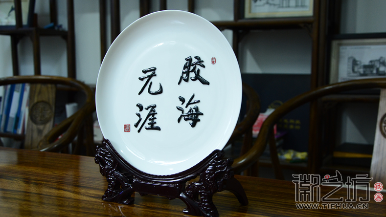 黑白與彩色相生相成 ——橡膠技術(shù)交流會(huì)鐵畫禮品定制案例