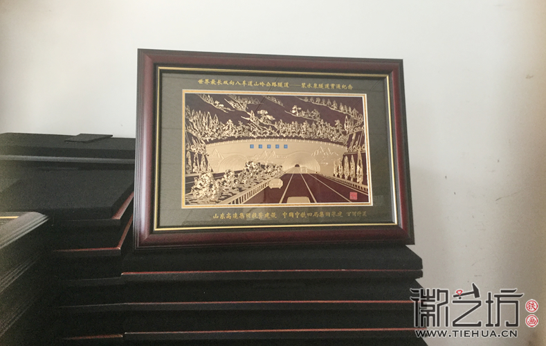 濟(jì)南漿水泉隧道貫通紀(jì)念鐵畫擺臺(tái)定制案例1