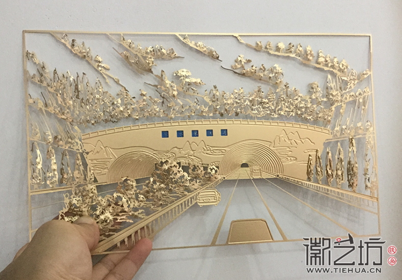 濟(jì)南漿水泉隧道貫通紀(jì)念鐵畫擺臺(tái)定制案例3