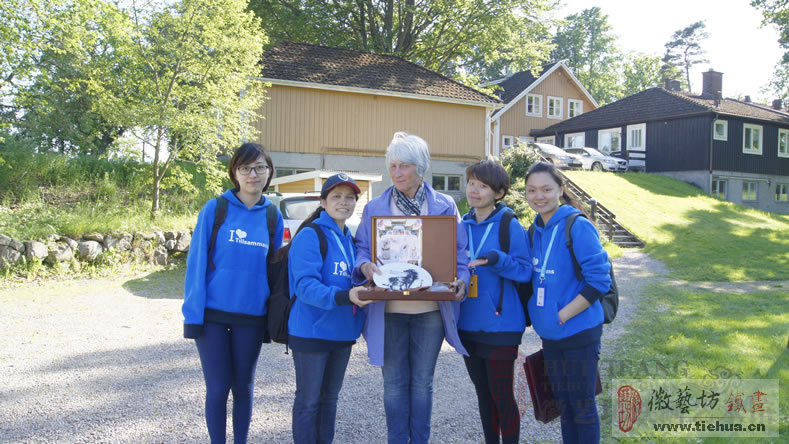 宜家定制的贈(zèng)送瑞典公司創(chuàng)始人的中國特色鐵畫禮物-合影